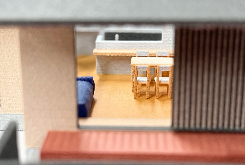 建築模型を窓から覗き込んだイメージ