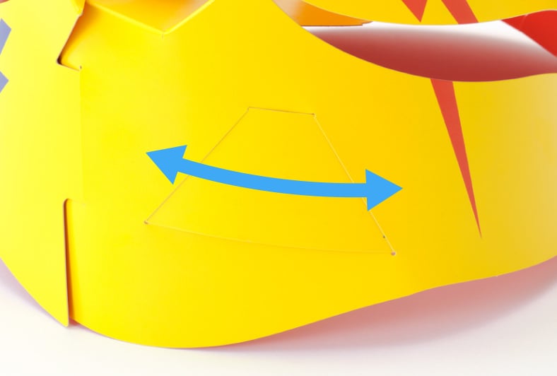 背面の差し込み部をスライドさせれば、サイズ調整が可能。