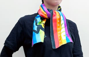 マフラータオルタイプを首に巻いたイメージ