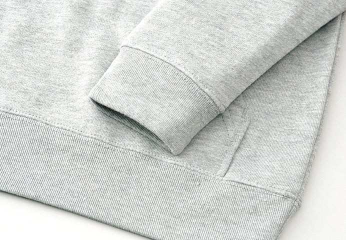 裾はリブになっており、程よく体にフィットします。