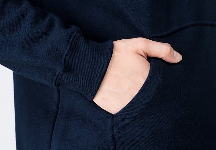 小物などを入れたり、肌寒い日に手を入れたりできる、実用的なカンガルーポケット付き。